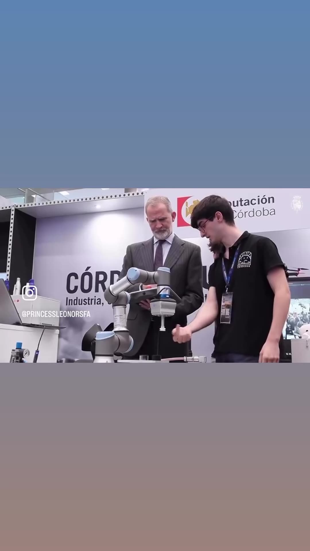 A reshared video of the King of Spain visiting and presiding over the closing of the INDUDEF Córdoba 2026 defence, security and industry congress, meeting officials and students and trying a robot arm.