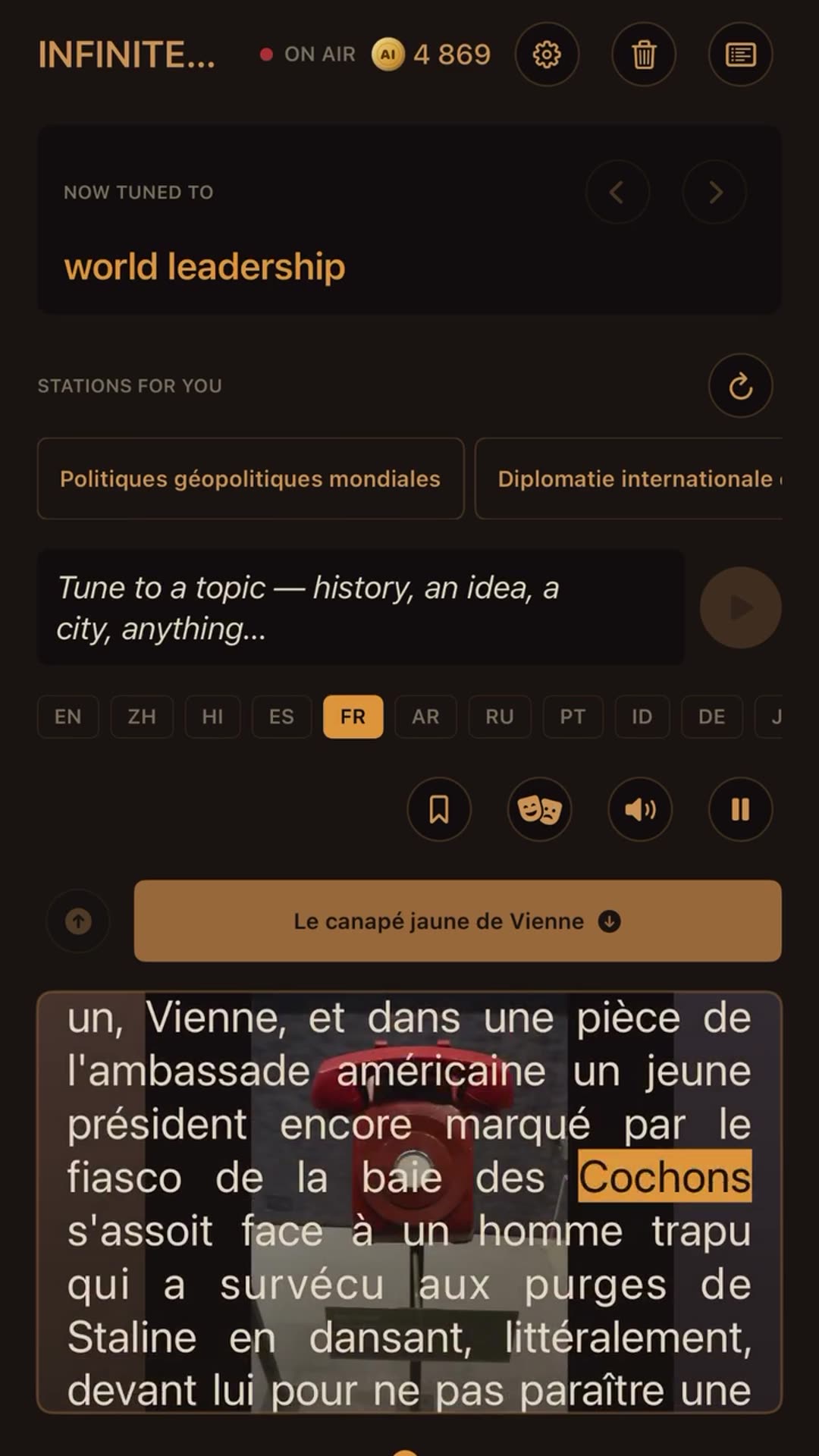 A screen recording of the Infinite radio-style reading app tuned to 'world leadership', narrating in French 'Le canapé jaune de Vienne' about the June 1961 Vienna summit between Kennedy and Khrushchev, with highlighted words following the speech.