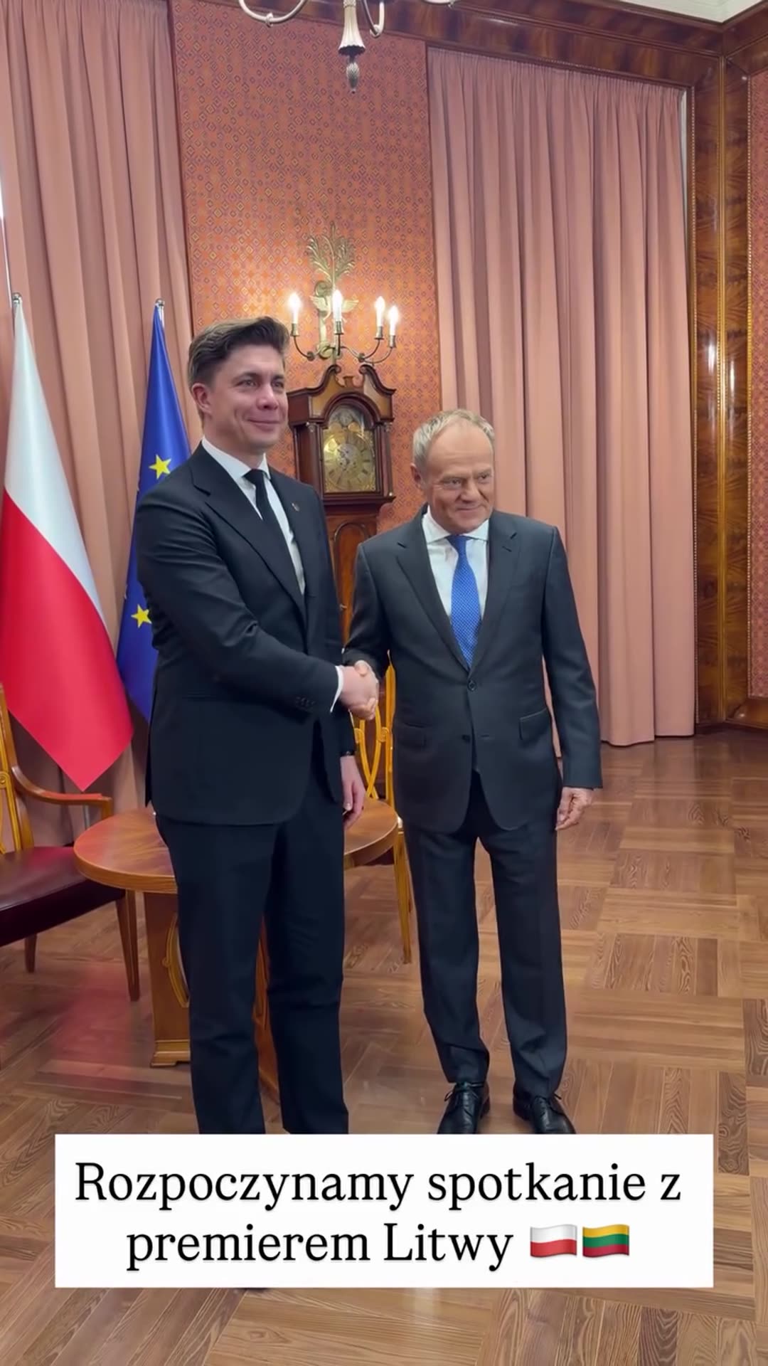 A story reshares Donald Tusk's video of the start of his meeting with the Lithuanian prime minister: a guest enters an ornate room, walks to the flags and shakes hands with the host for the cameras.