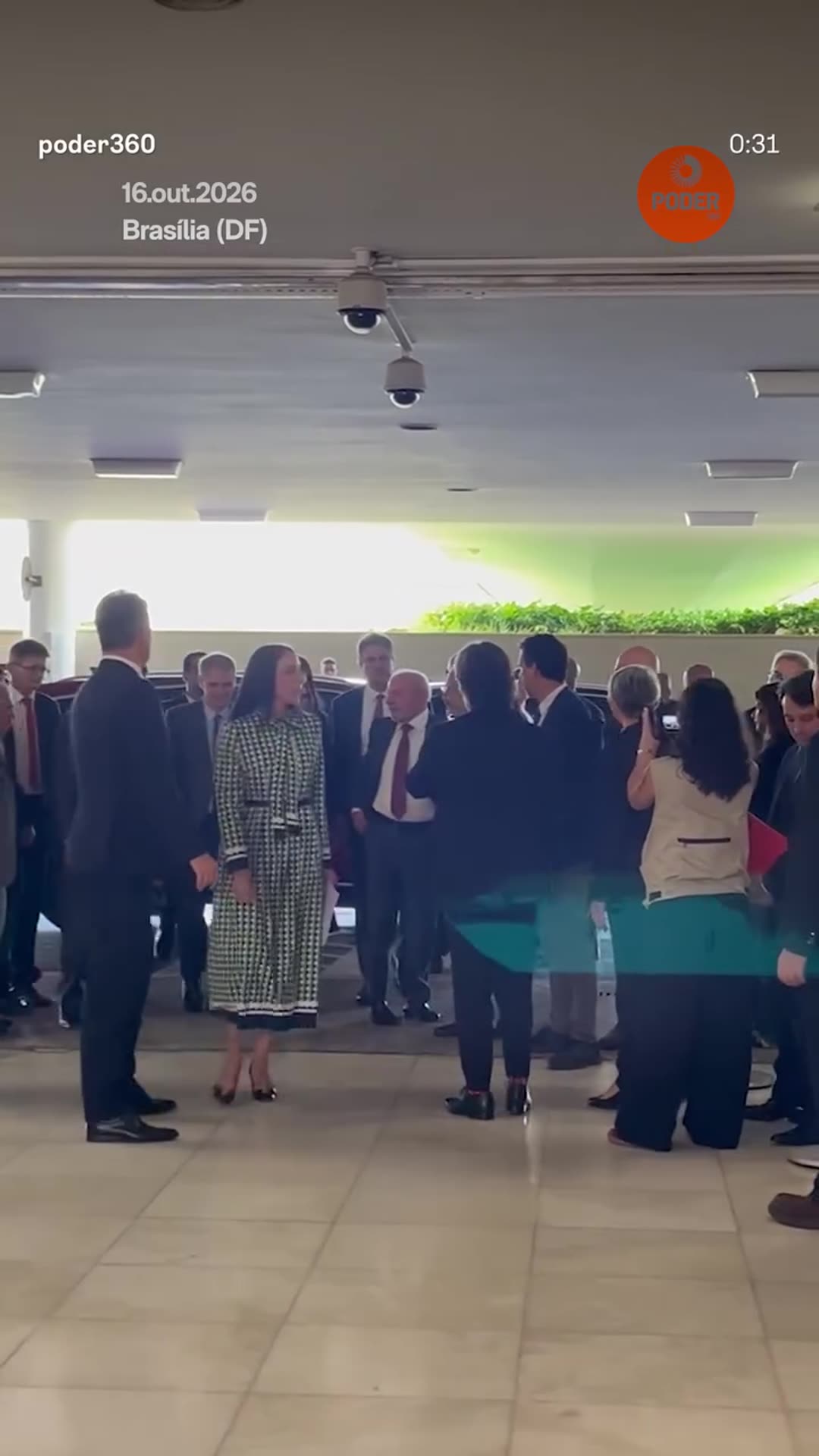 A story reshares a Poder360 reel showing President Lula and the first lady arriving at the National Congress in Brasília for the ceremony promulgating the constitutional amendment that ends the 6x1 work schedule.