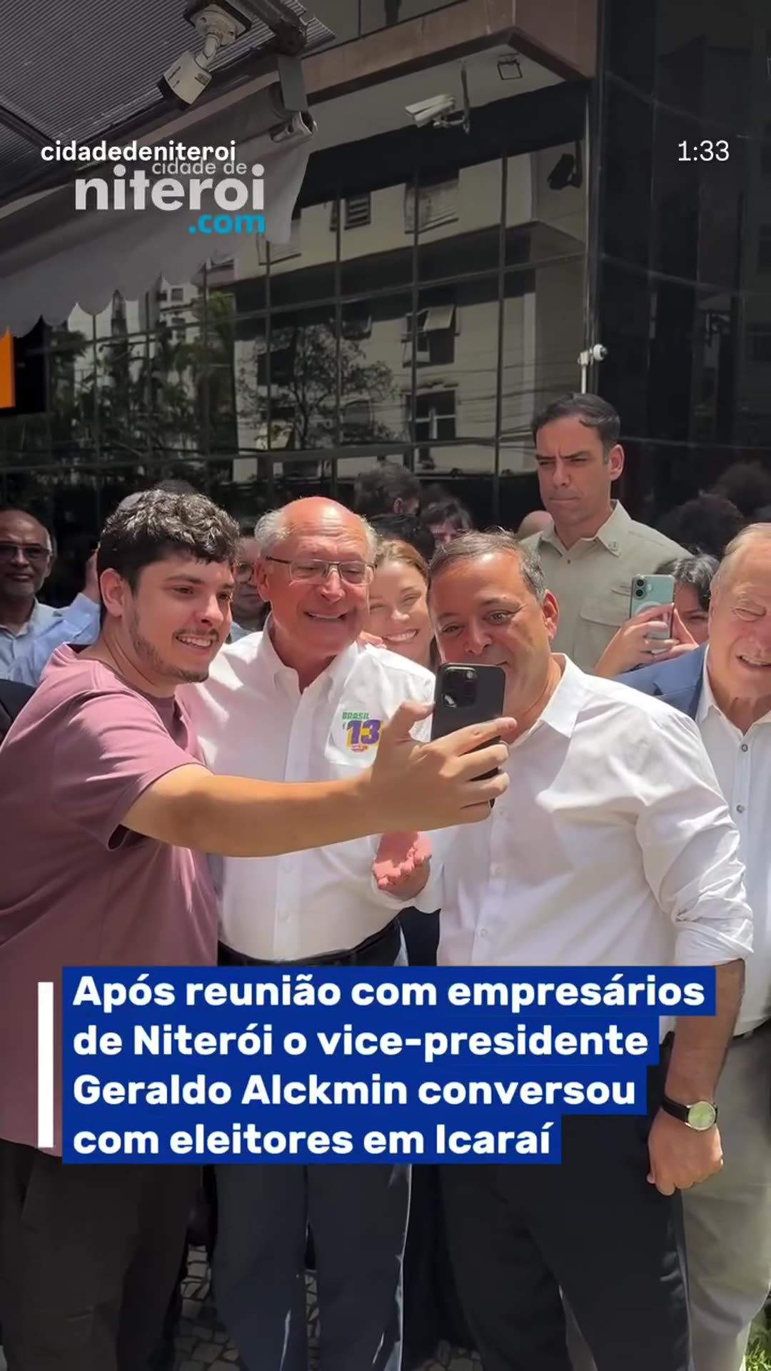 A reshared reel from cidadedeniteroi.com showing Vice-President Geraldo Alckmin greeting voters on a Niterói street with Mayor Rodrigo Neves, after a meeting with local business leaders. They shake hands, hug supporters, take selfies and visit a bakery-café.