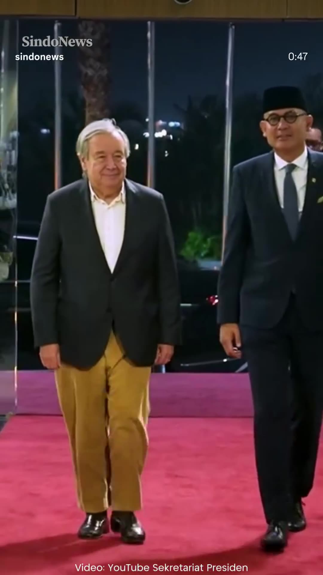 The owner reshared in a story a SindoNews reel showing UN Secretary-General António Guterres arriving at Soekarno-Hatta Airport on the evening of 17 October 2026. He walks a red carpet, is greeted by Indonesian officials and the foreign minister, passes an honor guard and leaves in an official car.