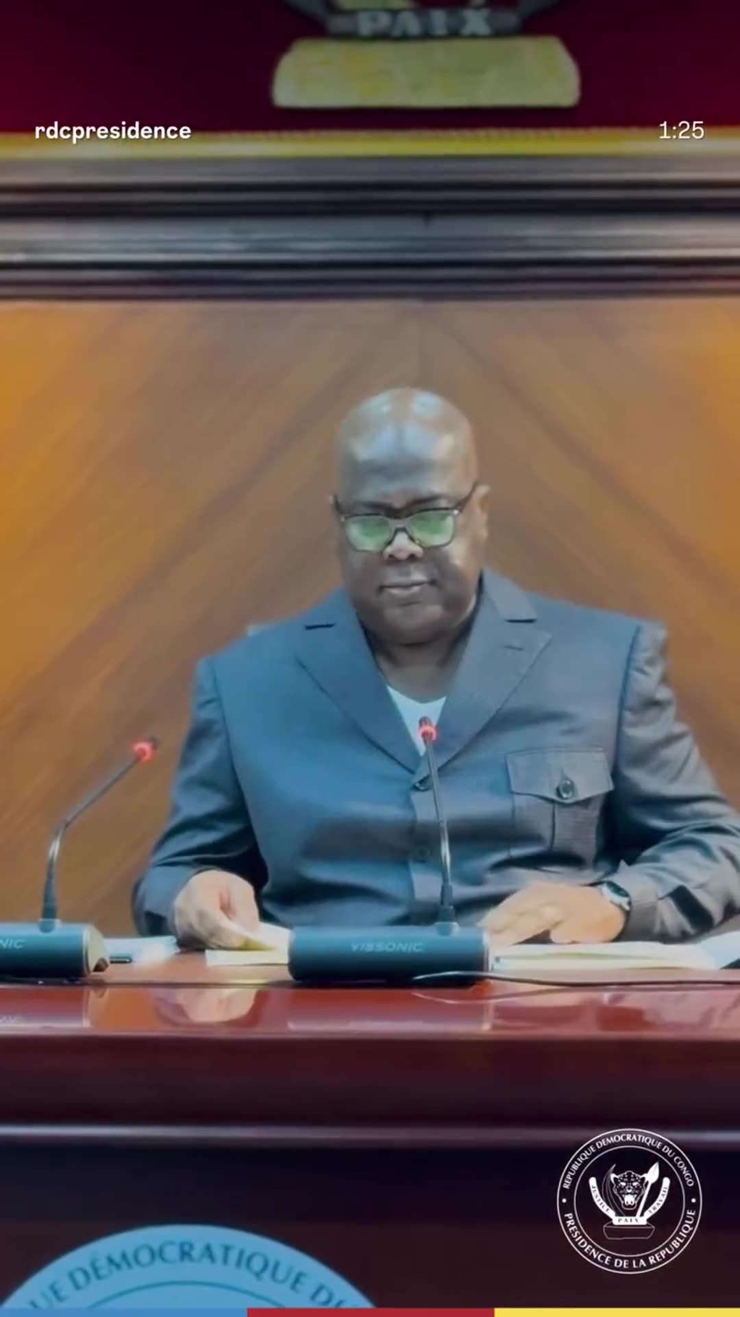 A story reshares the Présidence RDC reel about the Superior Defense Council meeting chaired by President Tshisekedi in Kinshasa. It shows the council room, the participants and a military officer reading the communiqué outside.