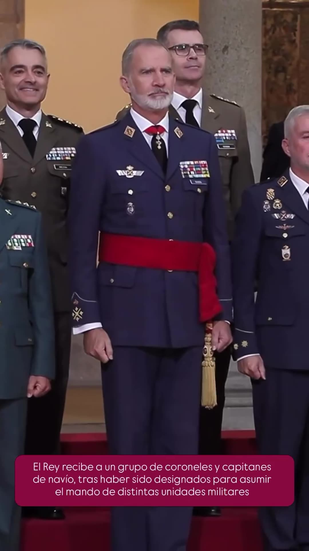A story reshares a Casa Real video of the King of Spain receiving a group of colonels and navy captains who have been designated to command military units. They greet him one by one and then pose for a group photo.
