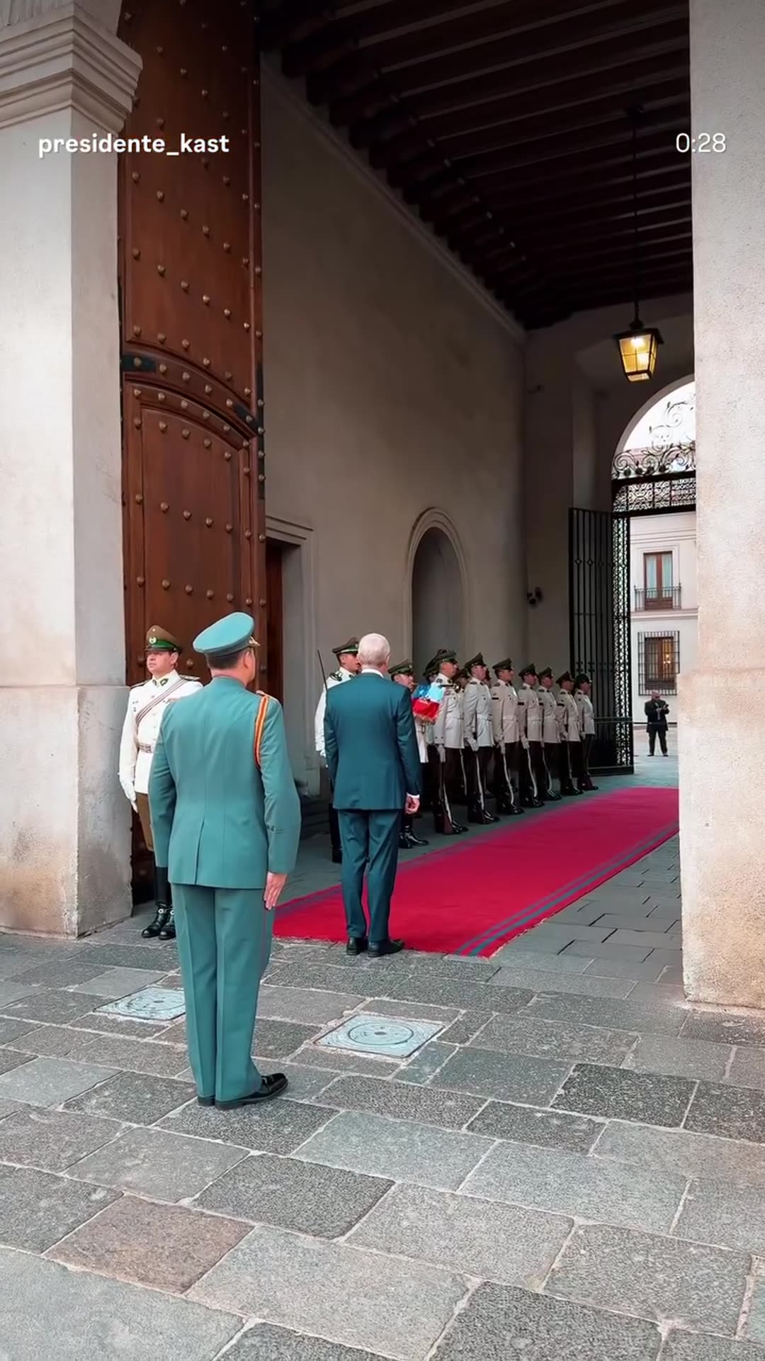 A story reshares the reel by presidente_kast of the weekly Monday honors from the Palace Guard at La Moneda, showing the president walking to the palace, reviewing the Carabineros guard along a red carpet and watching them march past.