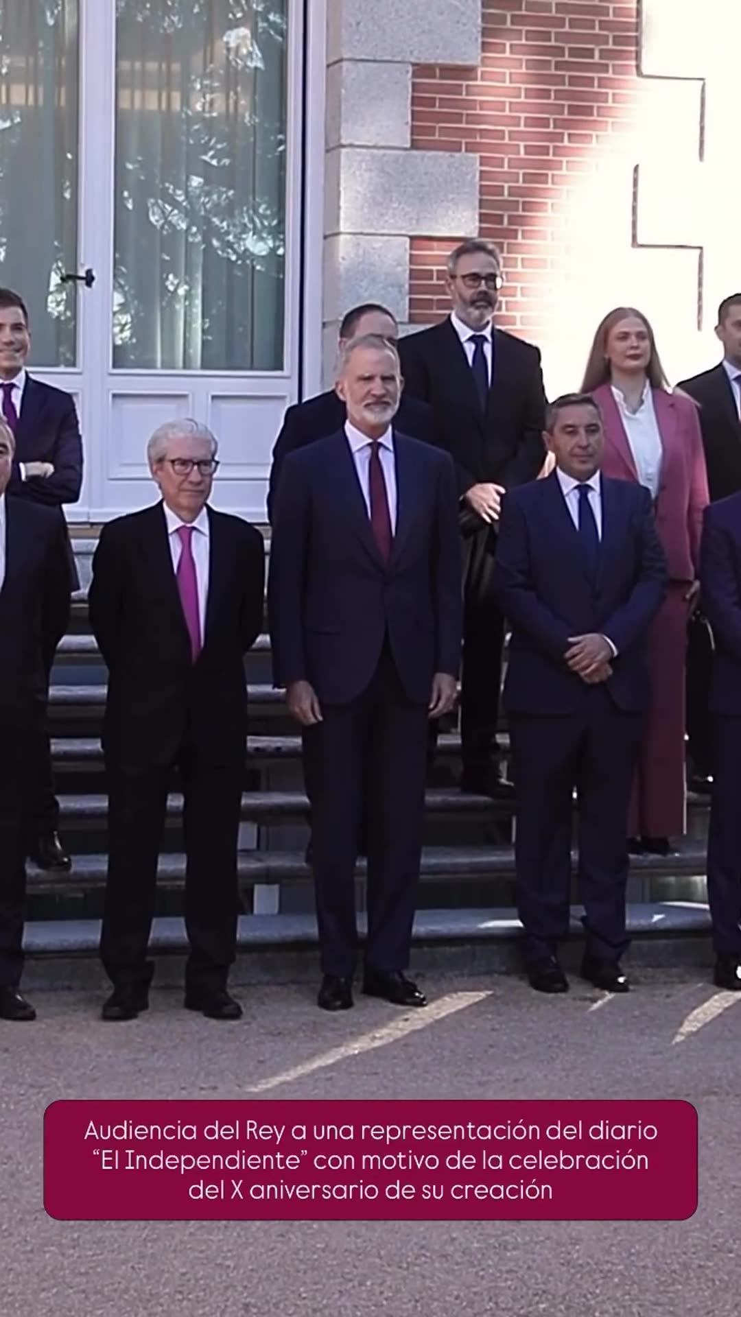 A reshared video from the Spanish Royal Household showing the King's audience with a delegation of the newspaper El Independiente for its tenth anniversary: a group photo, a flag, entry into the building, and a seated conversation with a representative speaking.