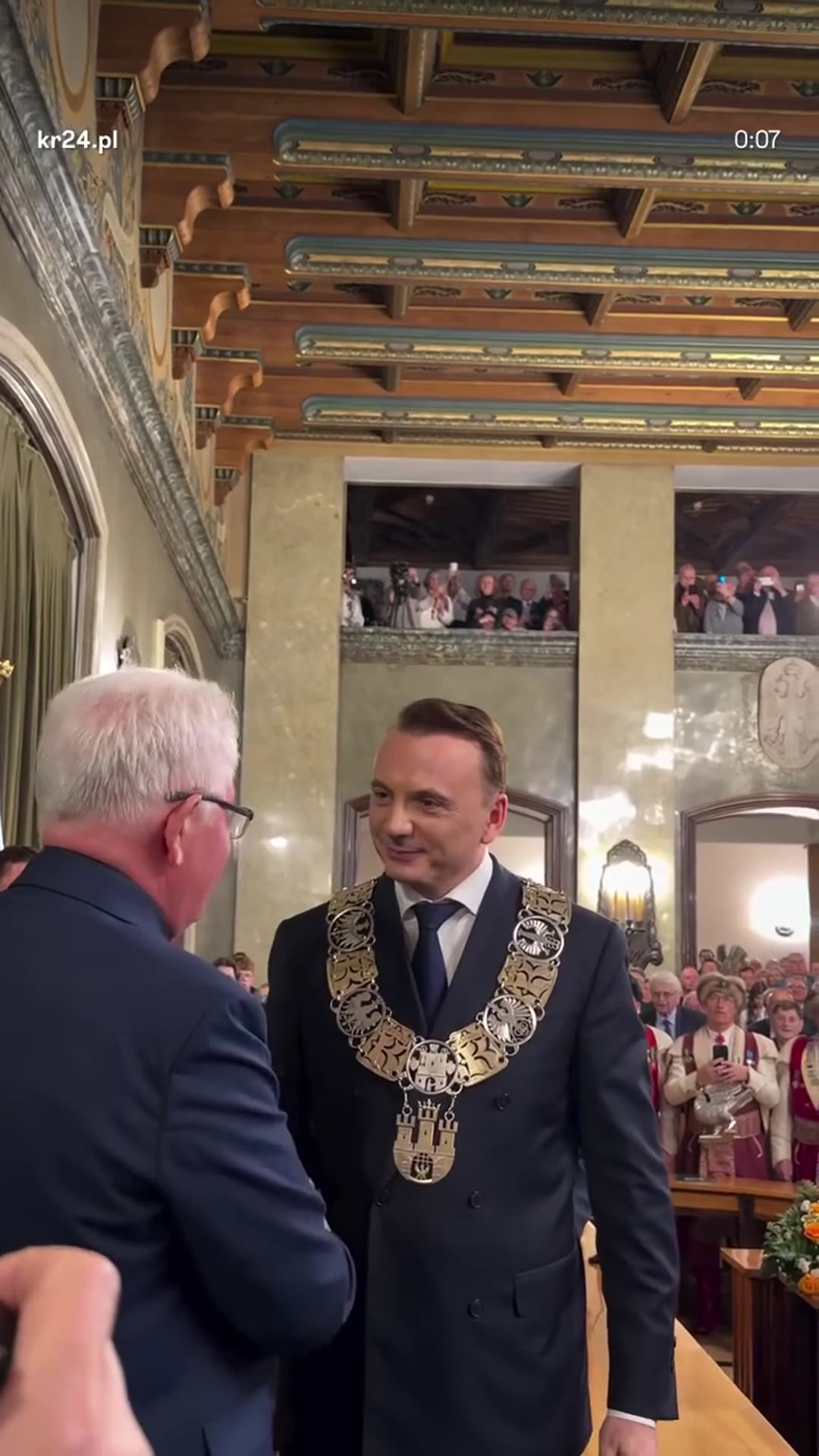 A story reshares a KR24.pl reel of the ceremony in which Łukasz Gibała takes the oath and receives the presidential chain of Kraków.