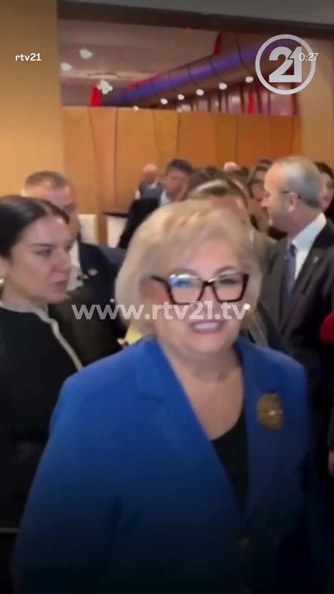 A story reshares an RTV21 reel in which reporters ask a woman in a blue suit whether she will decree the law on the Specialized Court as she leaves an indoor venue and walks to cars outside.