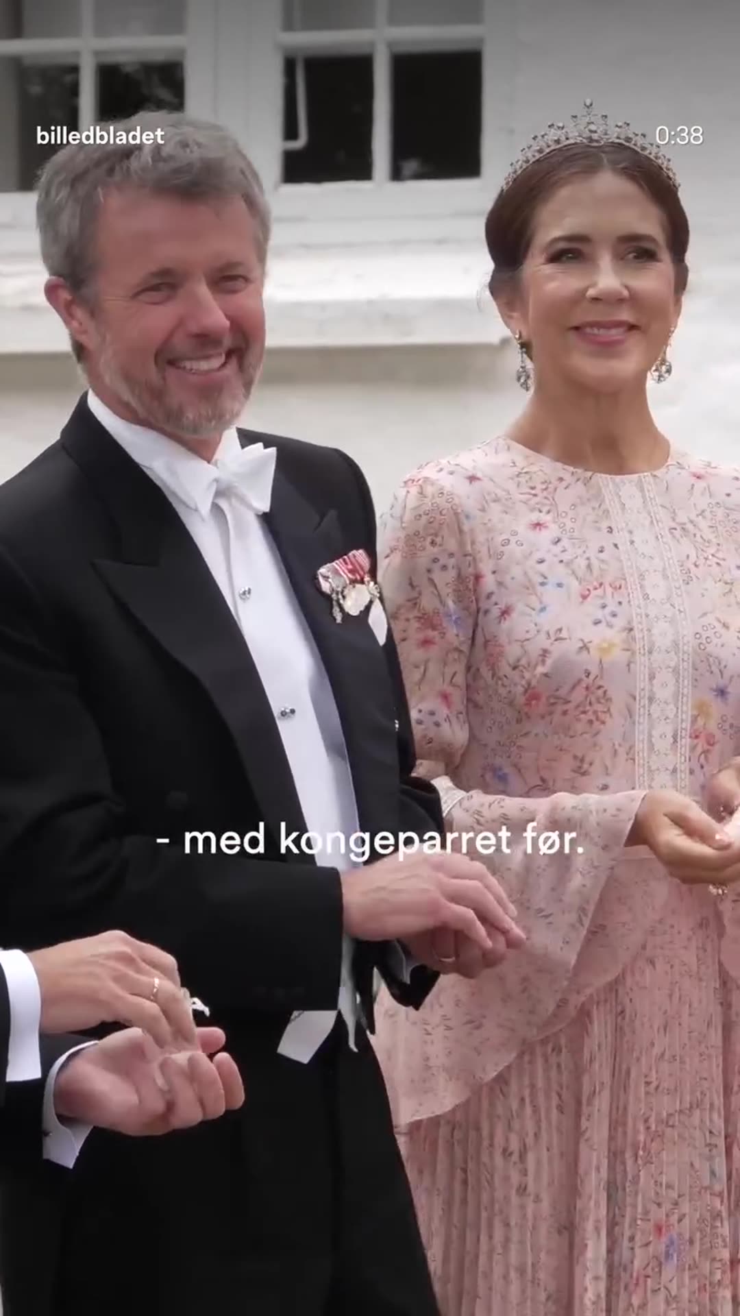 A story reshares a Billed-Bladet reel in which royal commentators discuss Benedikte Thoustrup publicly greeting the Danish king and queen at the wedding of Cecilie and Gregers Ahlefeldt-Laurvig-Bille, with Danish subtitles.