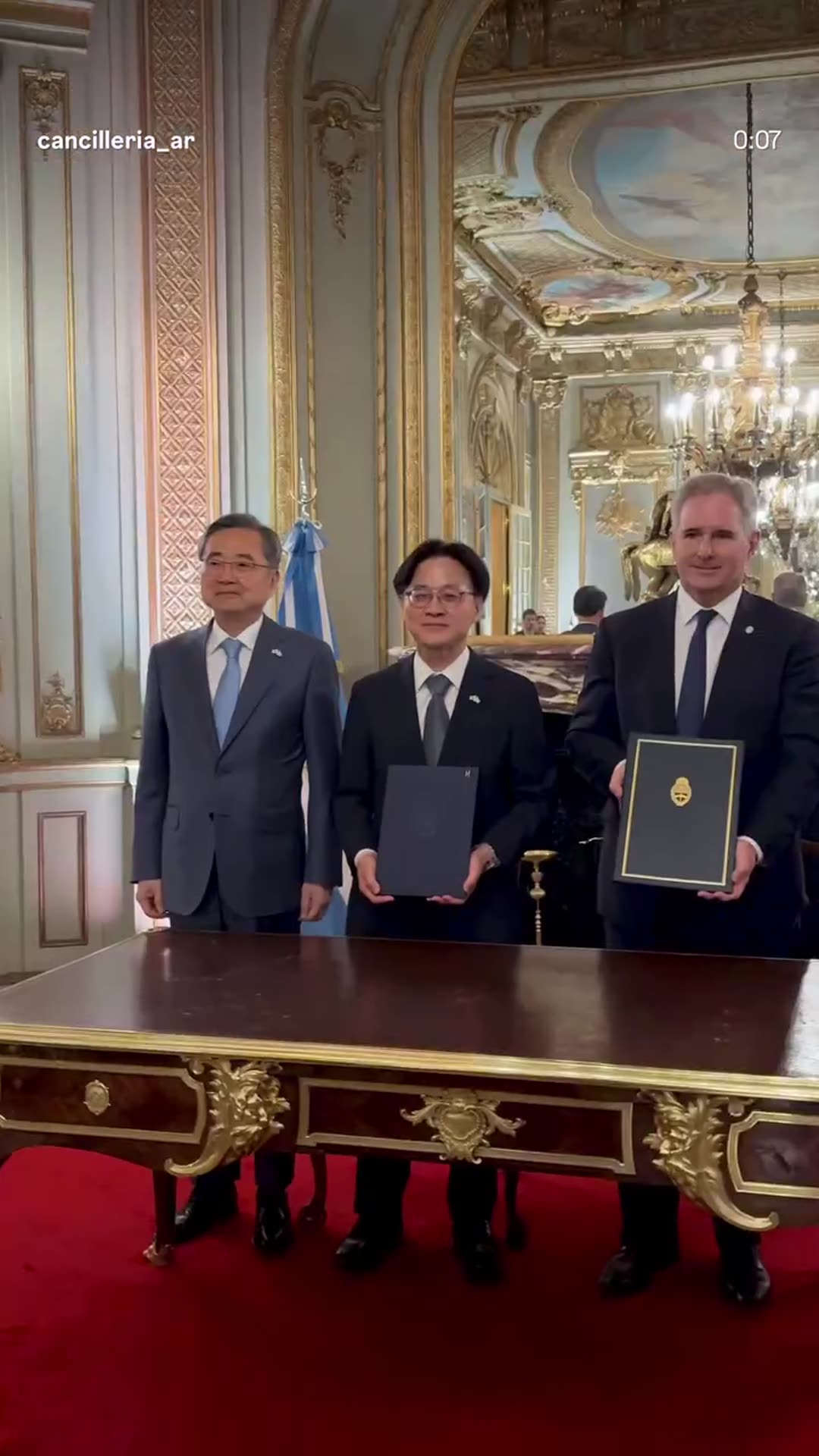 A story reshares a Cancillería Argentina reel about the signing of a memorandum of understanding on critical minerals, especially lithium, between Argentina and South Korea at the Palacio San Martín. It shows the Korean delegation arriving, the greetings, the signing and the group photo with folder…