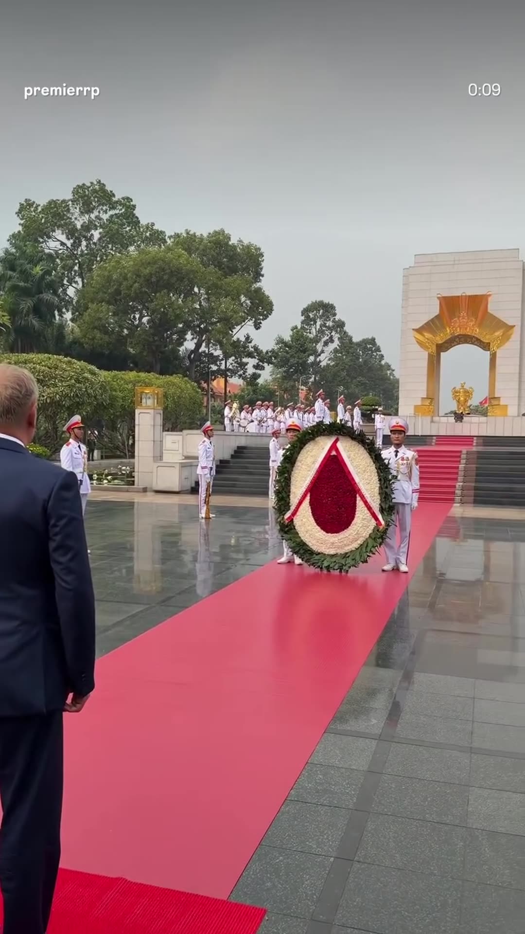 A story reshares the Polish Prime Minister's Office reel of a wreath-laying ceremony at the Bắc Sơn Monument in Hanoi. An honor guard carries a large wreath along a red carpet while a band plays and two men stand at attention.