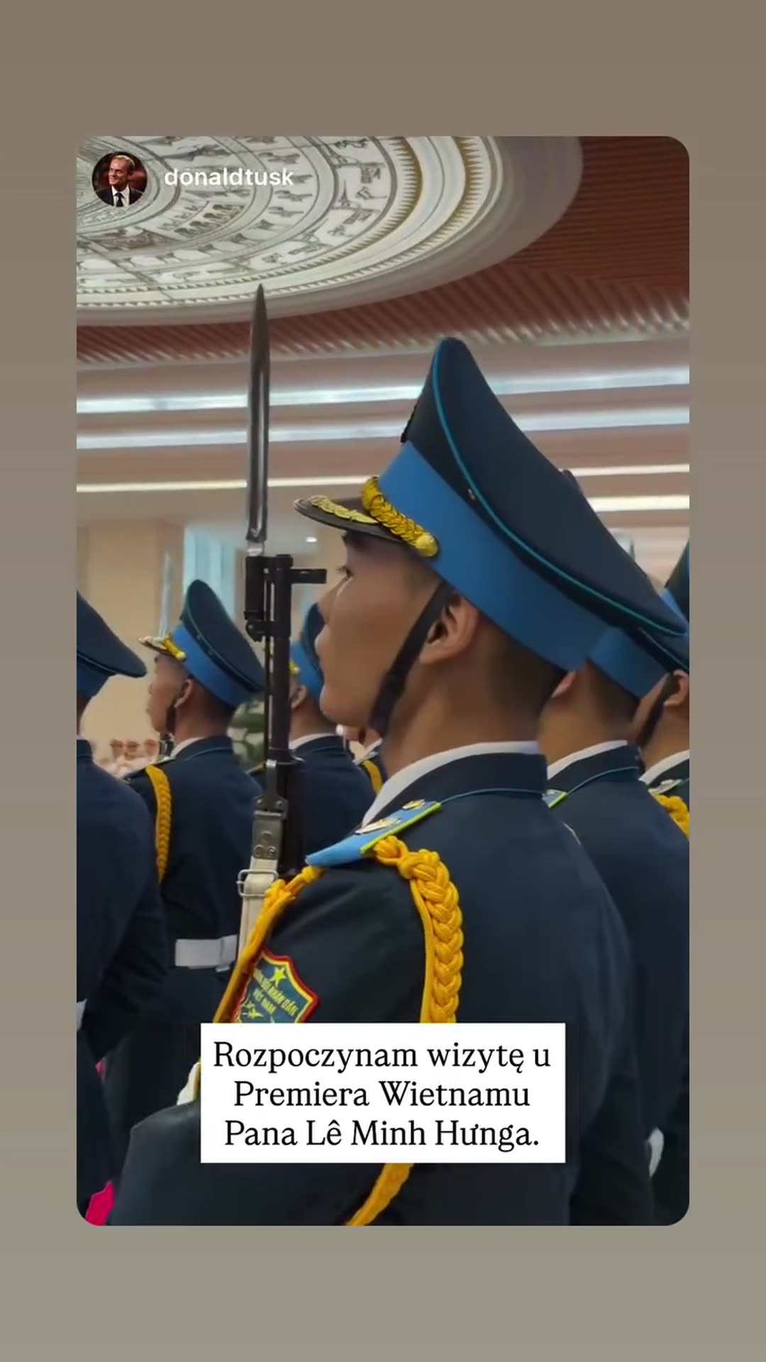 A story reshares Donald Tusk's video of the start of his visit to the Vietnamese Prime Minister: arrival in a ceremonial hall with a red carpet, an honor guard, and a handshake line with officials.