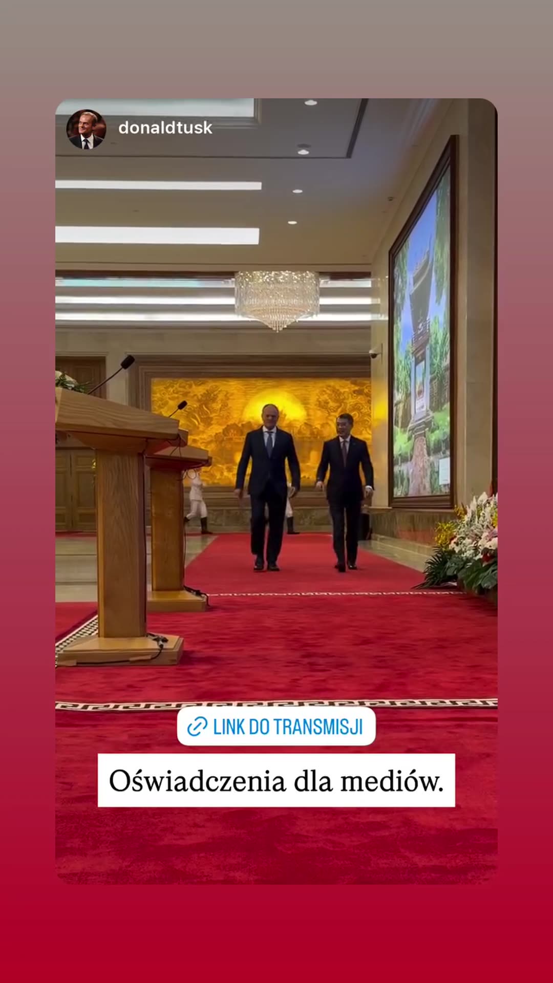 A story reshares a video from @donaldtusk's account showing two men in dark suits walking along a red carpet toward lecterns for press statements. The overlay reads "Oświadczenia dla mediów" (Statements for the media) with a "Link do transmisji" (link to the broadcast) sticker.