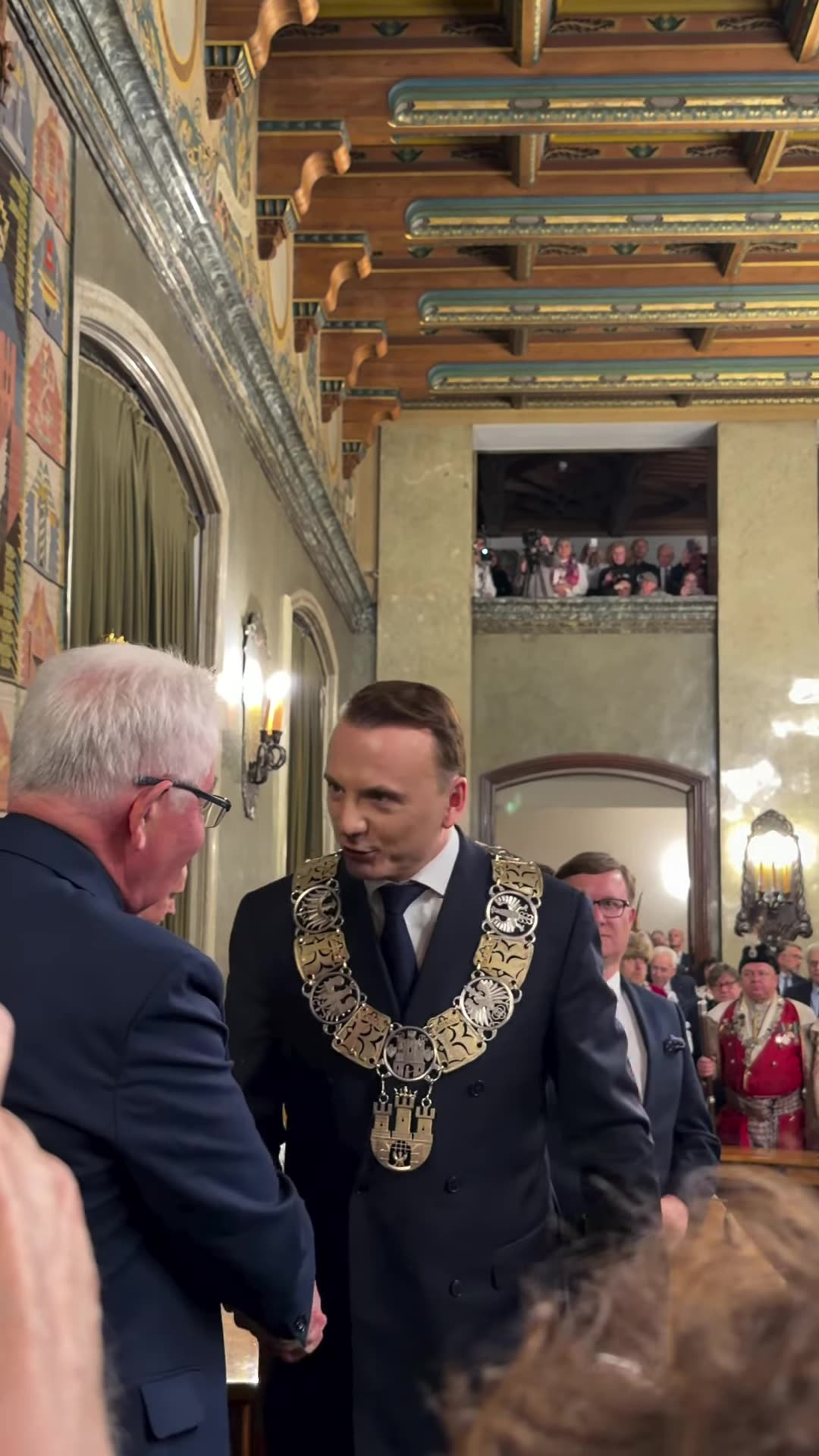A reshared reel from KR24.pl showing the swearing-in ceremony of Kraków's new president (mayor), Łukasz Gibała, who receives the chain of office and ends by raising a bell.