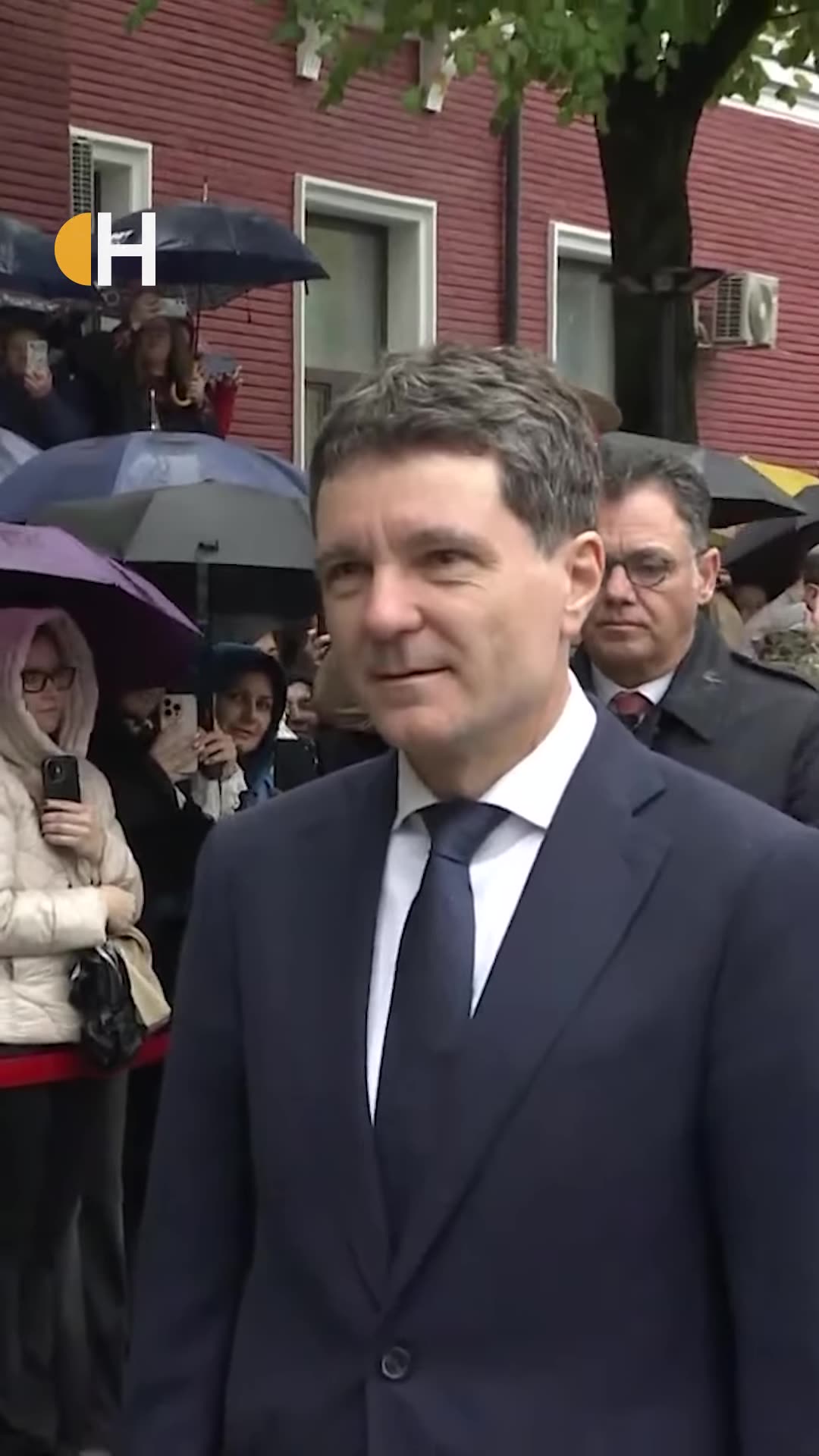 A HotNews reel of the military oath ceremony of the "Ferdinand I" Military Technical Academy students, attended by Nicușor Dan and Radu Oprea. It shows the arrival, the commander's report, the cadets in formation, the crowd under umbrellas and the Orthodox religious service in the rain.