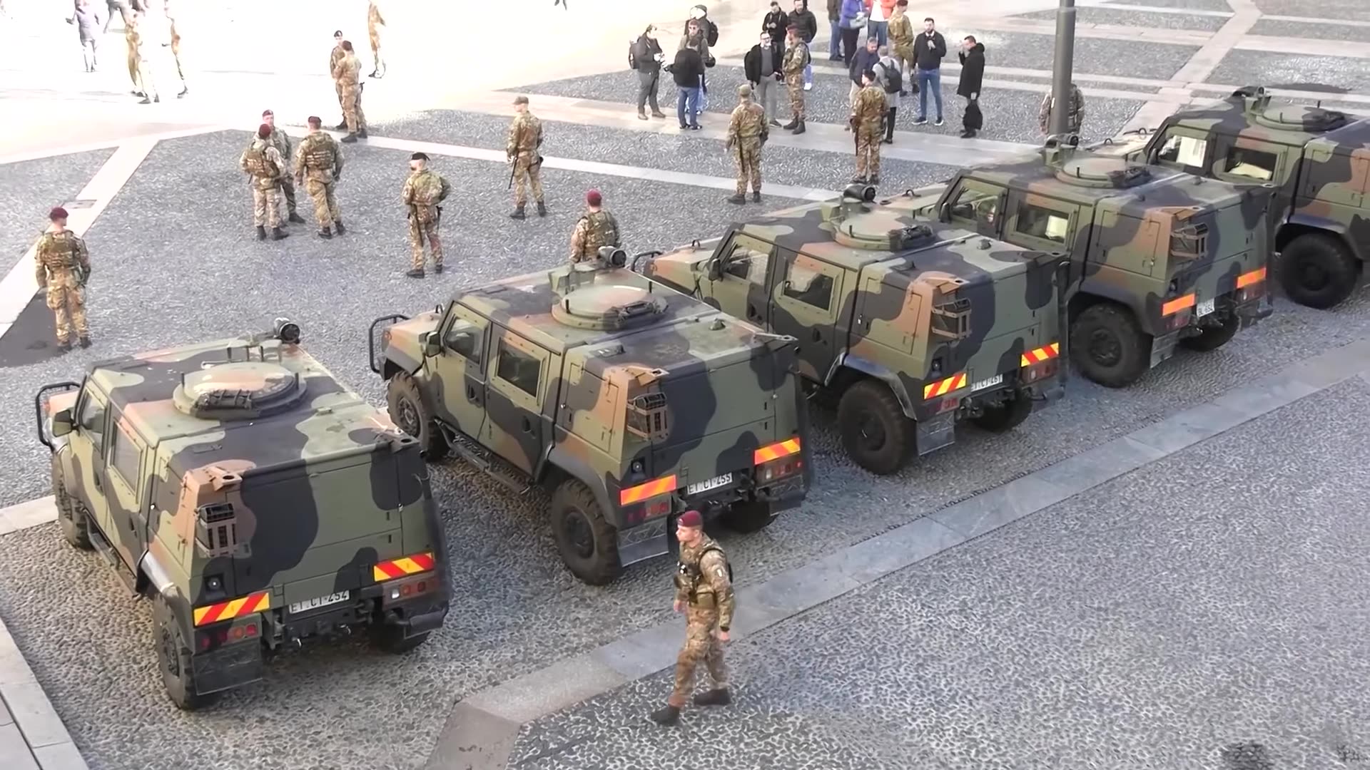 A repost of a news reel about the heightened security in Milan's Piazza Duomo, showing Italian army armoured vehicles, paratroopers and Carabinieri, and an officer explaining the 500-soldier deployment.
